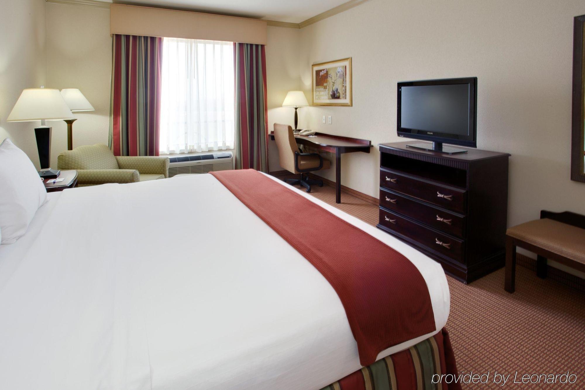 Holiday Inn Express & Suites Wharton By Ihg Номер фото