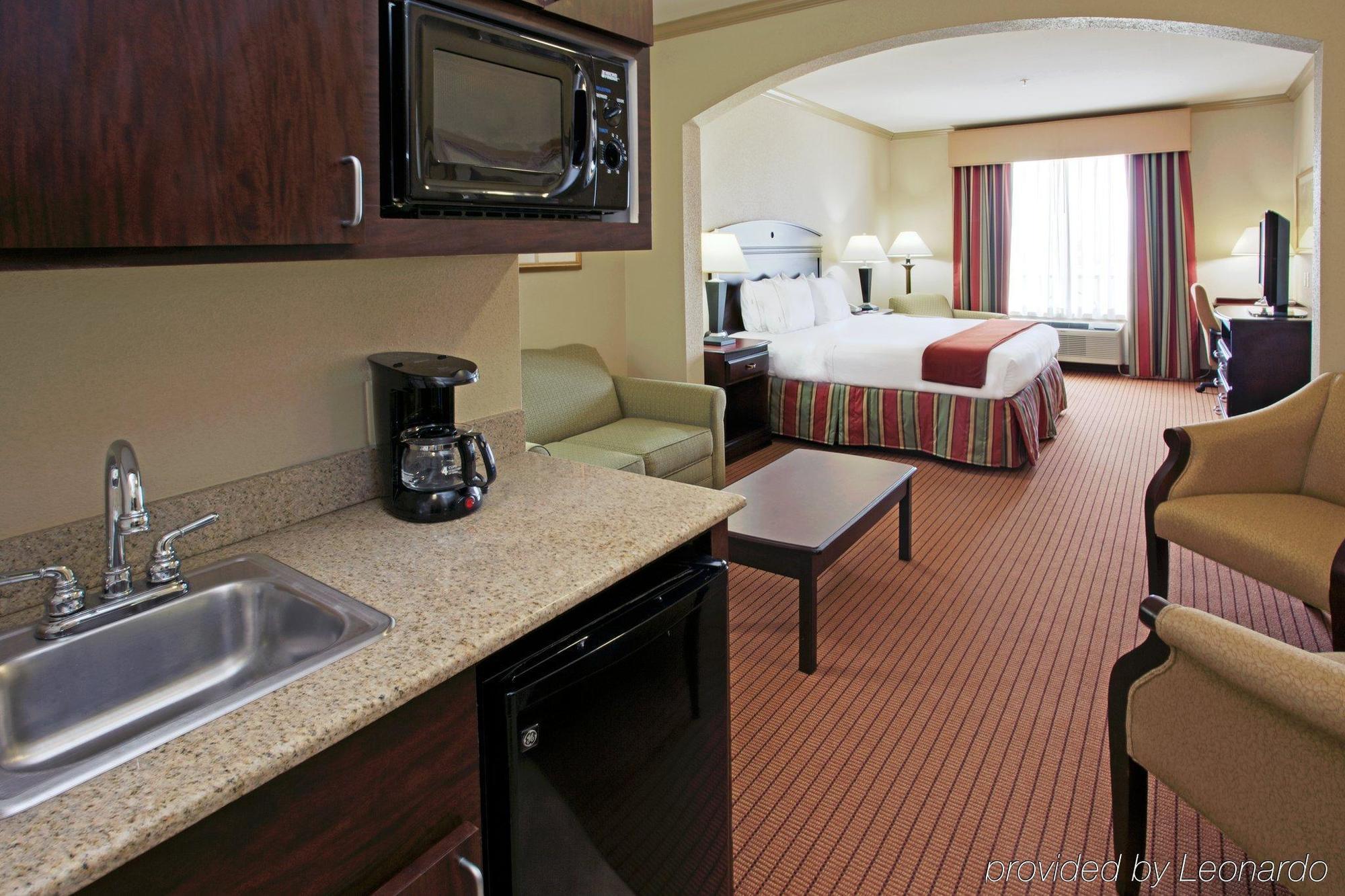 Holiday Inn Express & Suites Wharton By Ihg Номер фото